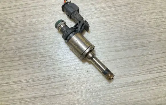 Audi A3 S3 8V Fuel injector 04E906036AE