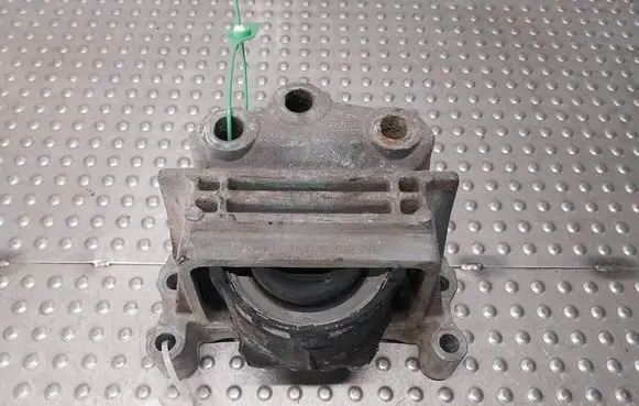 Engine mount vacuum valve