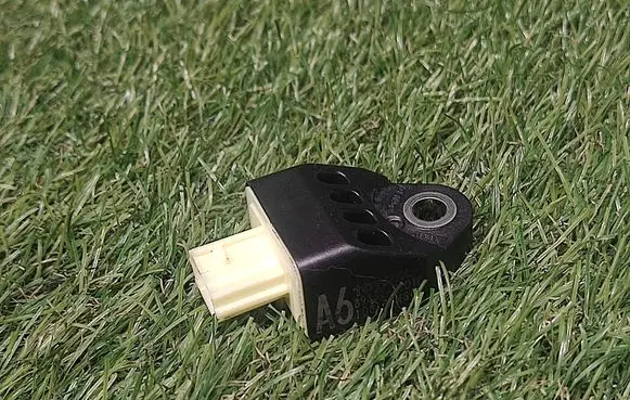 Lexus CT 200H Airbag deployment crash/impact sensor 8983121010