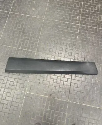 Jeep Cherokee Front door trim (molding) 1YW33TRMAB 64720A 1YW33TRMA