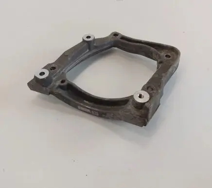 Engine mounting bracket