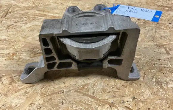 Volvo V50 Engine mount bracket