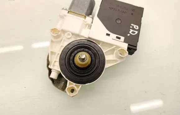 Volkswagen Golf Plus Front door window regulator motor 1K0959792J