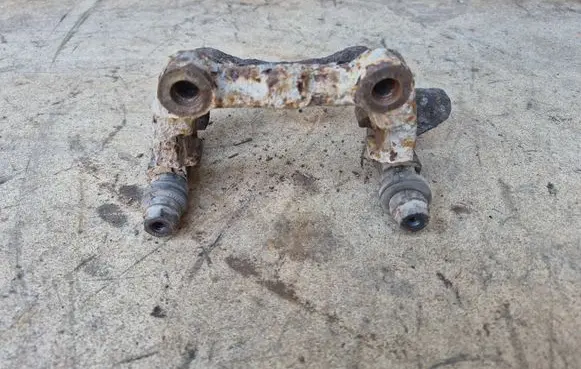 Volkswagen Touran I Rear axle beam mounts housing