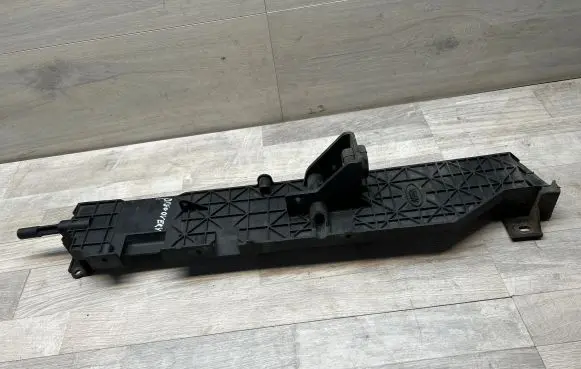 Land Rover Discovery 4 - LR4 Radiator mount bracket AH328B589AA