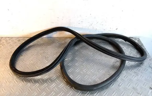 BMW 5 F10 F11 Rear door rubber seal (on body) 7182288