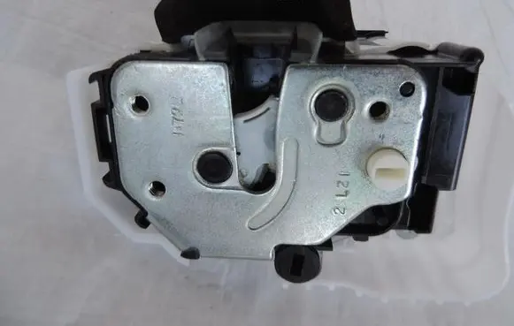 Opel Combo D Front door lock 95518206