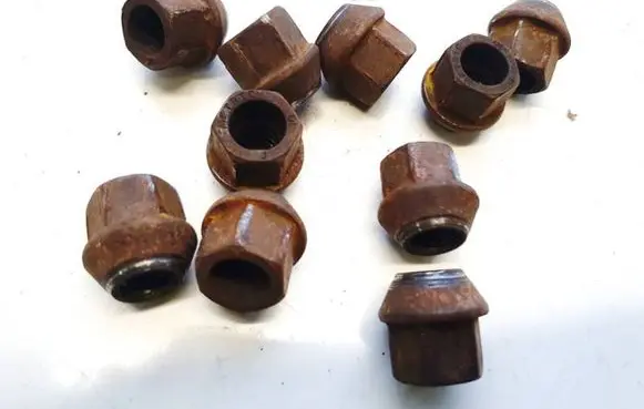 Opel Astra J Nuts/bolts 