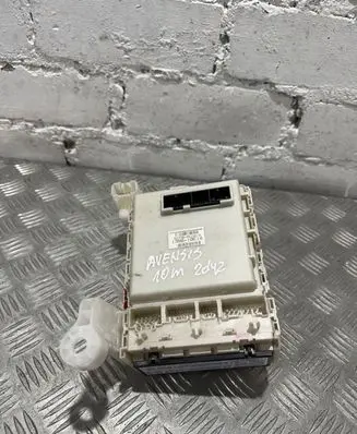 Toyota Avensis T270 Fuse module 8273005150