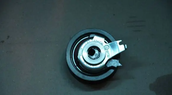 Volkswagen Golf VII Timing belt/chain tensioner 04E109479A