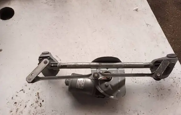 Toyota Yaris Front wiper linkage 