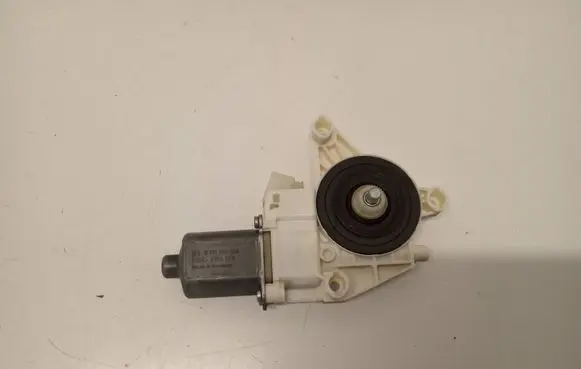 Mercedes-Benz S W222 Front door window regulator motor 0130822755