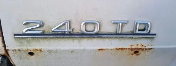Mercedes-Benz W123 Manufacturers badge/model letters 