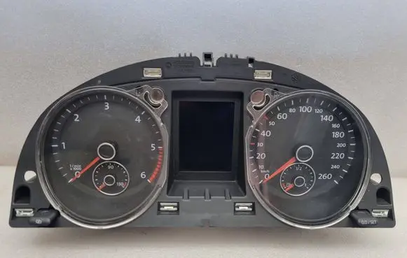 Volkswagen PASSAT B7 Speedometer (instrument cluster) 3AA920880C