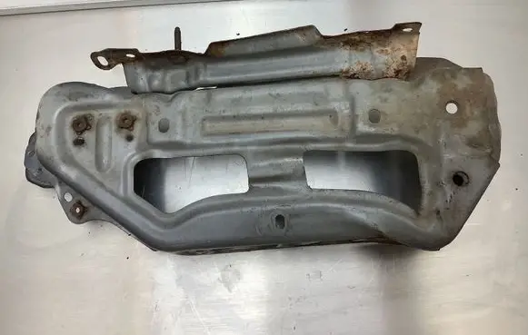 Toyota Yaris Headlight/headlamp mounting bracket 