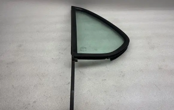 Opel Frontera B Rear vent window glass 43R00082 DOT90AS2