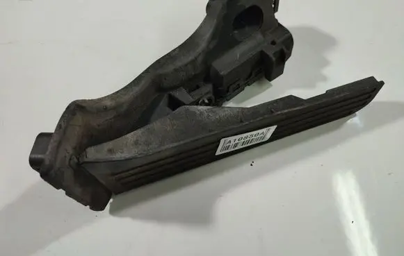 Accelerator throttle pedal