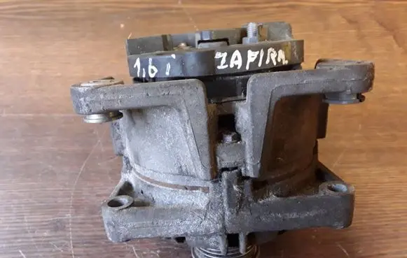 Opel Zafira B Generator/alternator 0124425020 55556067