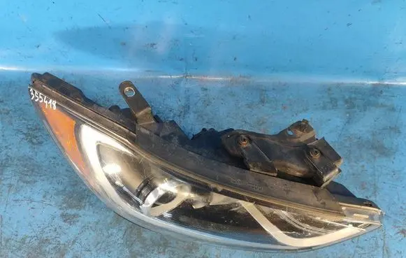 Hyundai Elantra VI Headlight/headlamp 92102F2040