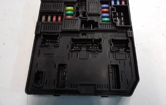 Renault Kadjar Fuse box set 284B69501R 2956658557 5AKC12F01
