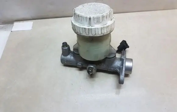 Mitsubishi Pajero Sport I Brake fluid reservoir 