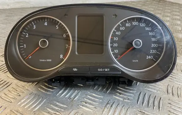 Volkswagen Polo V 6R Speedometer (instrument cluster) 6R0920860D 1020700942 94126011037
