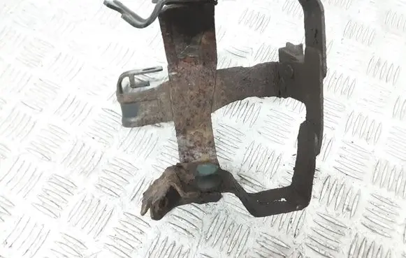 Volvo XC60 Power steering pump mounting bracket 