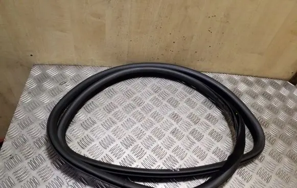Volvo XC70 Rear door rubber seal (on body) 