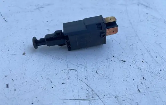 Opel Astra G Brake pedal sensor switch 9050880 4617551