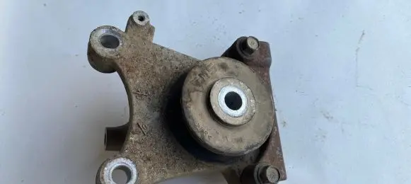 Honda CR-V Engine mount bracket