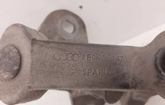 Audi A4 S4 B7 8E 8H Muffler mount bracket/holder 8E0253147