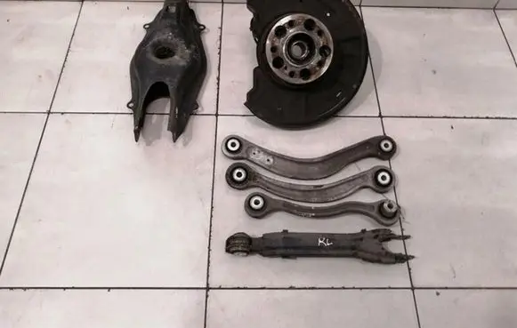 Mercedes-Benz C W204 Rear wheel hub spindle/knuckle A2043501341 A2043500132
