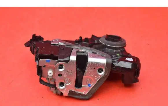 Toyota Auris E180 Front door lock A084219