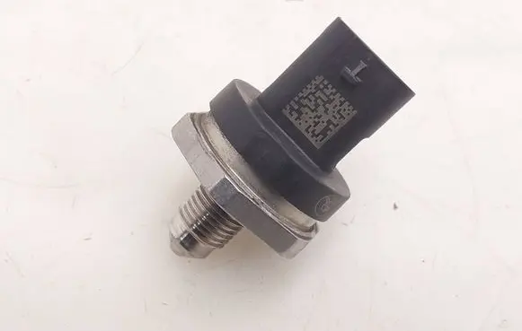 BMW 5 G30 G31 G38 Fuel pressure sensor 0261545122 8643665