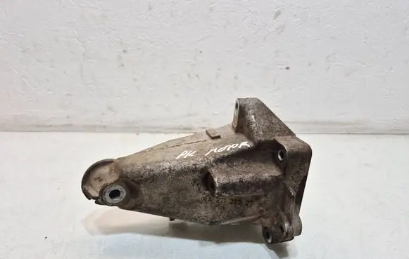 Mercedes-Benz C W204 Engine mounting bracket A2712232704