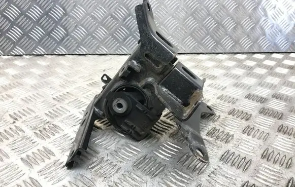 Toyota Yaris Engine mount bracket