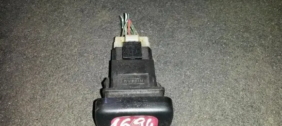 Nissan Primera Hazard light switch Nenustatyta
