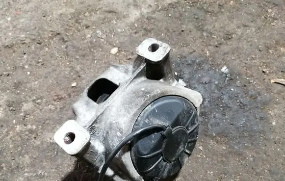 Audi A5 8T 8F Engine mount bracket 8R0199381