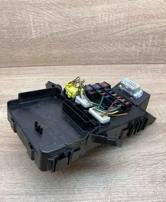 Toyota Avensis T220 Fuse module 8273005020 102439091900