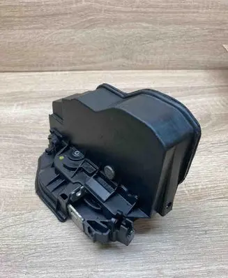 BMW X3 E83 Front door lock 7154628