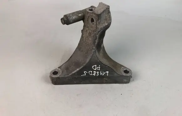 Subaru Legacy Engine mounting bracket