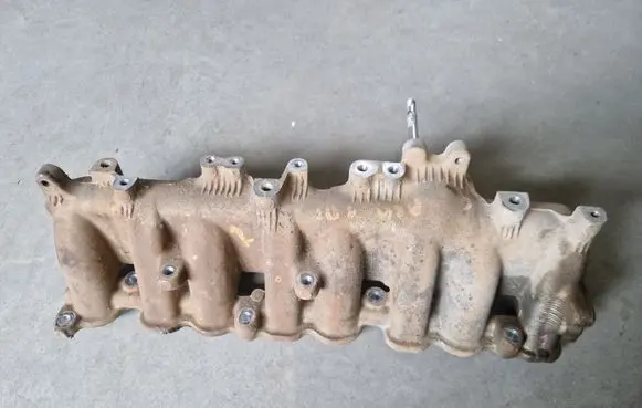 Toyota Hilux (AN10, AN20, AN30) Intake manifold