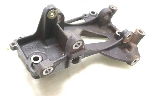 Peugeot 307 CC Generator/alternator bracket 