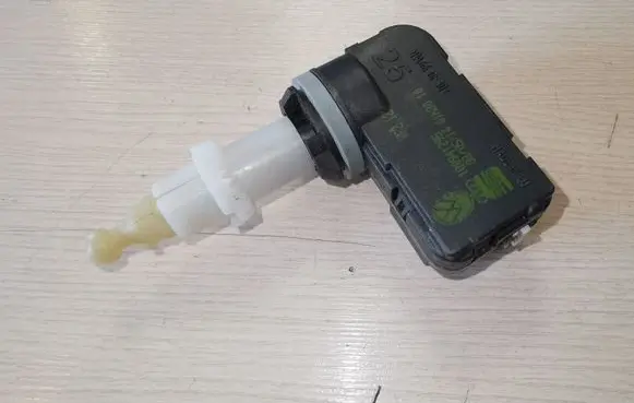 Volkswagen PASSAT B6 Headlight level adjustment motor 1Q0941295