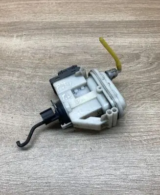 Volkswagen PASSAT B4 Central locking vacuum pump 3A0862153B