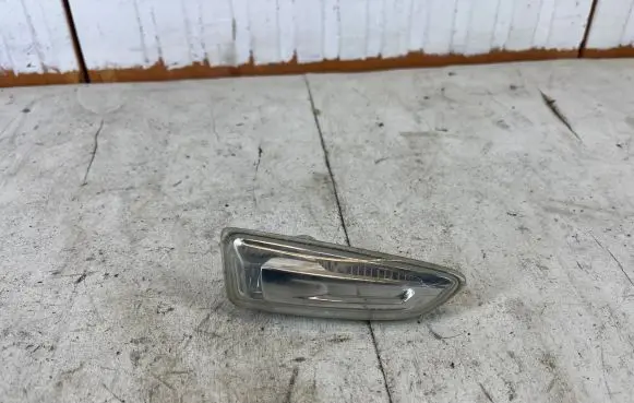 Opel Astra J Front fender indicator light 13273104