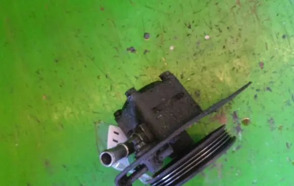 Nissan Almera N16 Power steering pump