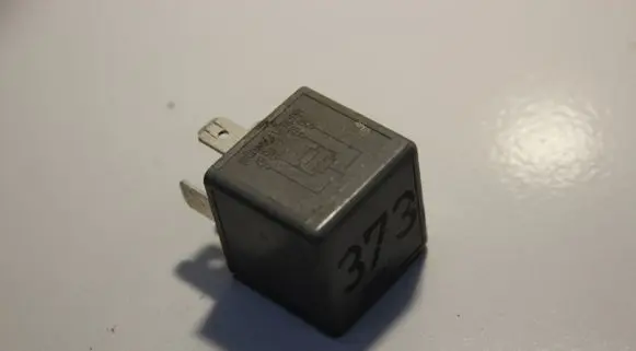 Volkswagen PASSAT B5 Other relay 8D0951253A