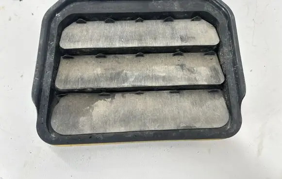 Quarter panel pressure vent