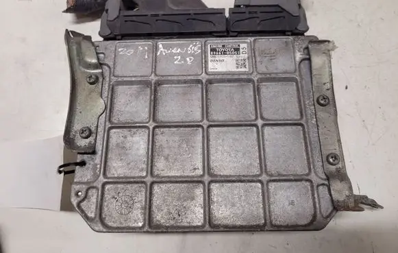 Toyota Avensis T270 Engine control unit/module 8966105D51 MB2759001431
